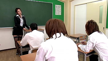 日本老师与学生进行性活动,最后进入一个古怪的医院场景
